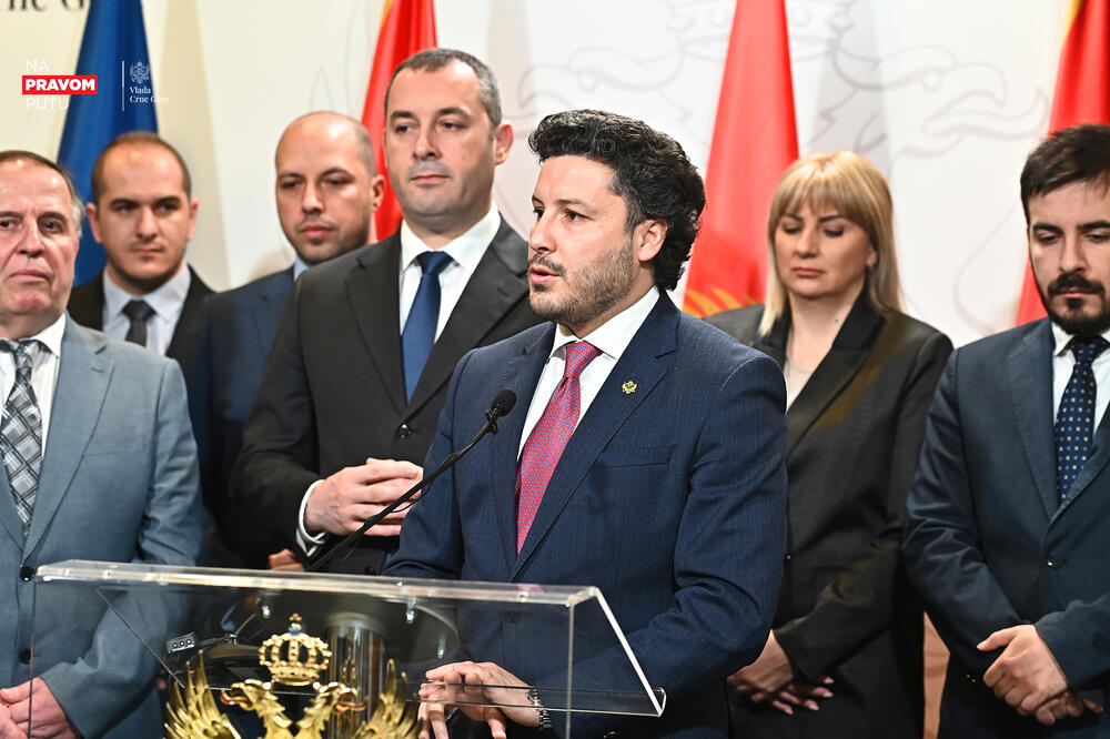 <p>"Vrlo brzo dolazi preko 160 specijalizanata i subspecijalizanata, što će značajno osnažiti naš sistem. U ovoj godini smo opredijelili još 200 specijalizacija i dodatan broj subspecijalizacija što znači da ćemo imati i u tim centrima značajan broj kvalitetnih kadrova", saopštio je Šćekić</p>