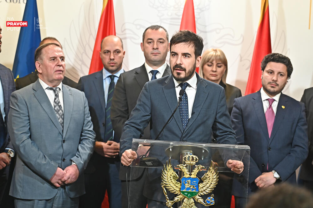 <p>"Vrlo brzo dolazi preko 160 specijalizanata i subspecijalizanata, što će značajno osnažiti naš sistem. U ovoj godini smo opredijelili još 200 specijalizacija i dodatan broj subspecijalizacija što znači da ćemo imati i u tim centrima značajan broj kvalitetnih kadrova", saopštio je Šćekić</p>