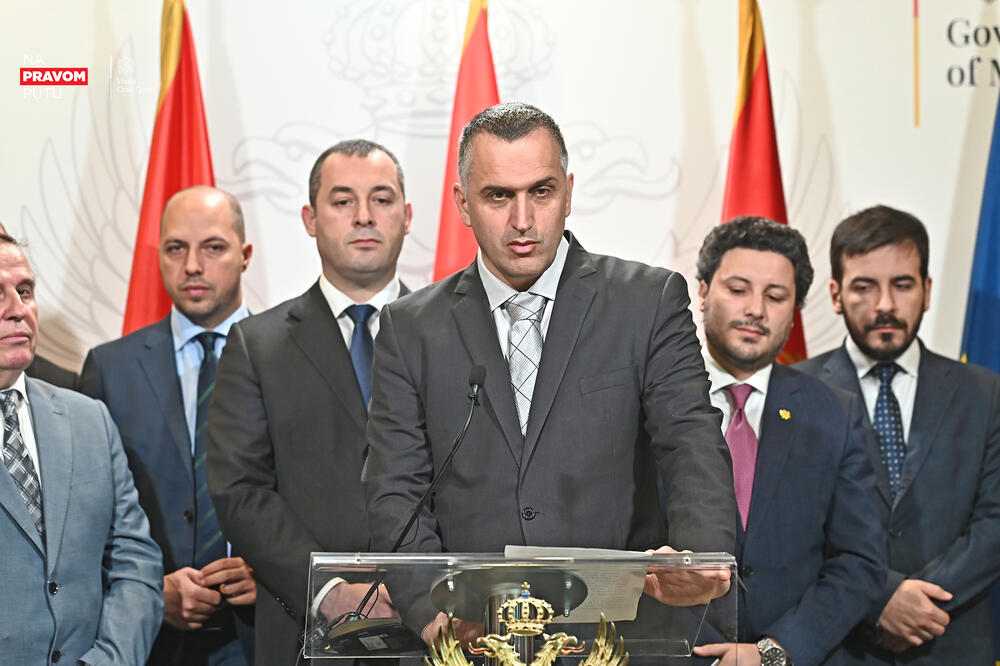 <p>"Vrlo brzo dolazi preko 160 specijalizanata i subspecijalizanata, što će značajno osnažiti naš sistem. U ovoj godini smo opredijelili još 200 specijalizacija i dodatan broj subspecijalizacija što znači da ćemo imati i u tim centrima značajan broj kvalitetnih kadrova", saopštio je Šćekić</p>