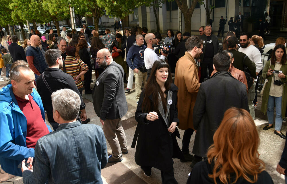 <p>"Rješenjem ovog problema ćete demonstrirati sposobnost da rješavate nastale probleme i da ne može samovolja pojedinaca iz Sindikata kulture ili bilo koje organizacije da bude jača od čitave Vlade Crne Gore", poručio je Pejović</p>