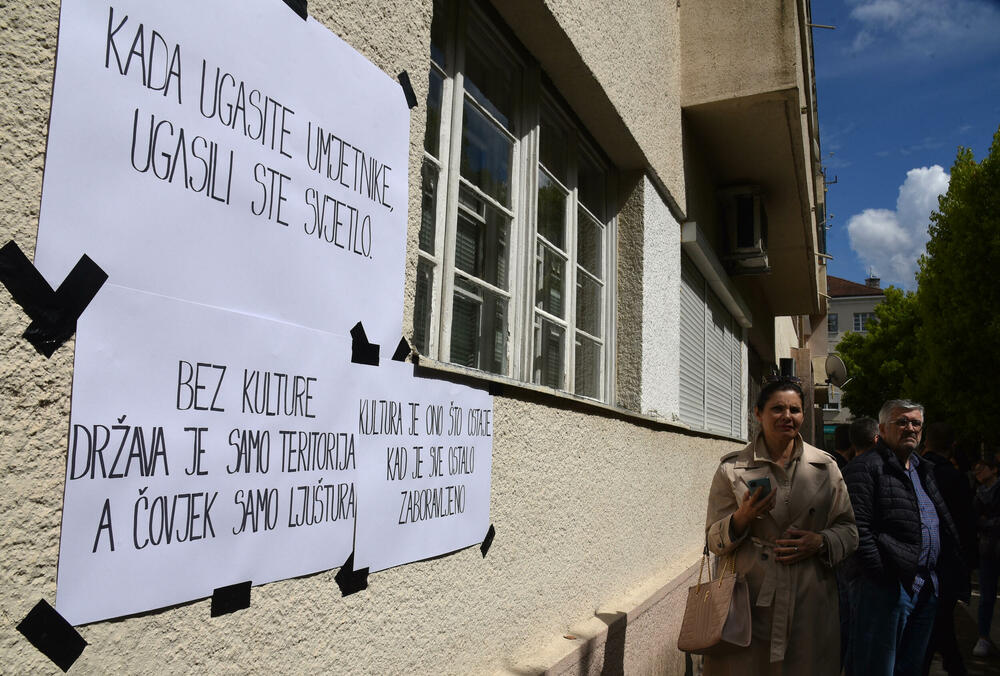 <p>"Rješenjem ovog problema ćete demonstrirati sposobnost da rješavate nastale probleme i da ne može samovolja pojedinaca iz Sindikata kulture ili bilo koje organizacije da bude jača od čitave Vlade Crne Gore", poručio je Pejović</p>