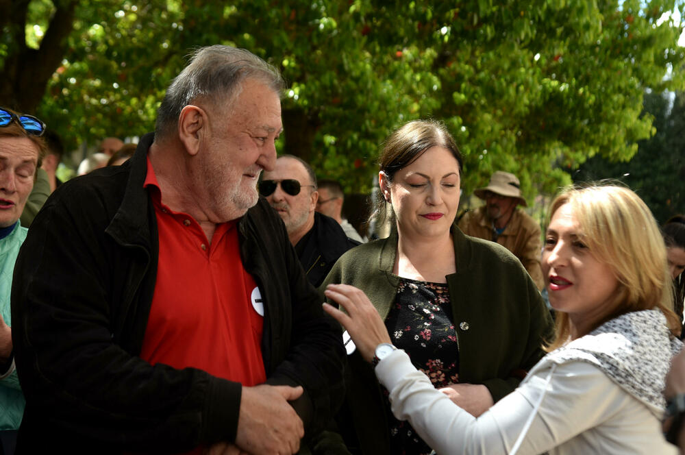 <p>"Rješenjem ovog problema ćete demonstrirati sposobnost da rješavate nastale probleme i da ne može samovolja pojedinaca iz Sindikata kulture ili bilo koje organizacije da bude jača od čitave Vlade Crne Gore", poručio je Pejović</p>