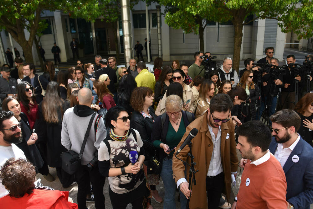 Sa ranijeg protesta umjetnika ispred zgrade Vlade, Foto: Boris Pejović