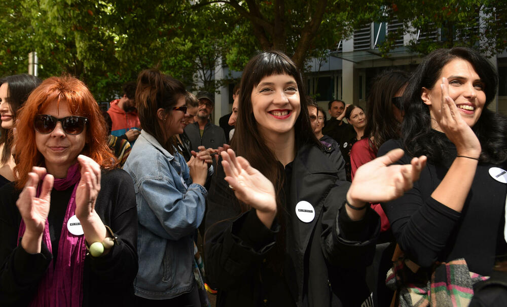 <p>"Rješenjem ovog problema ćete demonstrirati sposobnost da rješavate nastale probleme i da ne može samovolja pojedinaca iz Sindikata kulture ili bilo koje organizacije da bude jača od čitave Vlade Crne Gore", poručio je Pejović</p>