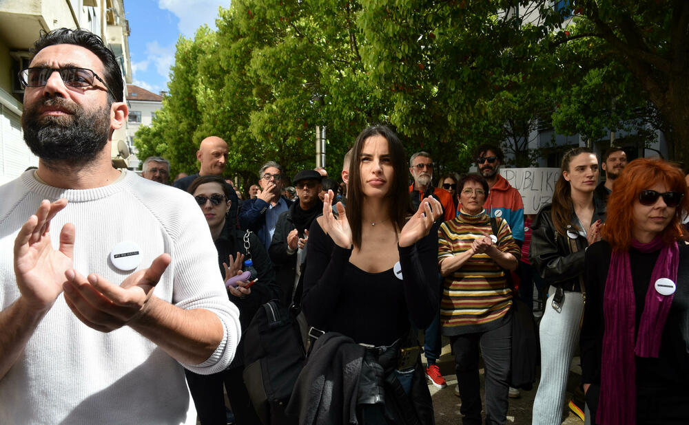 <p>"Rješenjem ovog problema ćete demonstrirati sposobnost da rješavate nastale probleme i da ne može samovolja pojedinaca iz Sindikata kulture ili bilo koje organizacije da bude jača od čitave Vlade Crne Gore", poručio je Pejović</p>