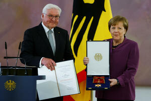 Da li je Merkel zaslužila najviše njemačko odlikovanje?