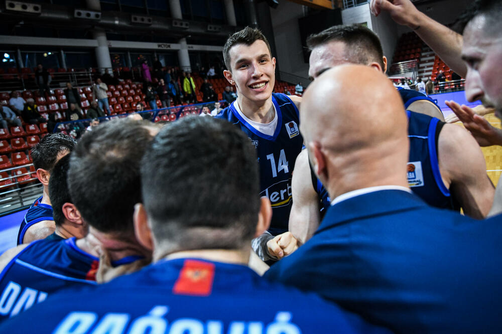 <p>Podgorički tim izgubio 75:74 od Igokee u Laktašima, ali je izborio plasman u plej-of AdmiralBet ABA lige, jer je mogao da dozvoli poraz do pet razlike. Andrej Žakelj nakon utakmice završio na rukama igrača</p>