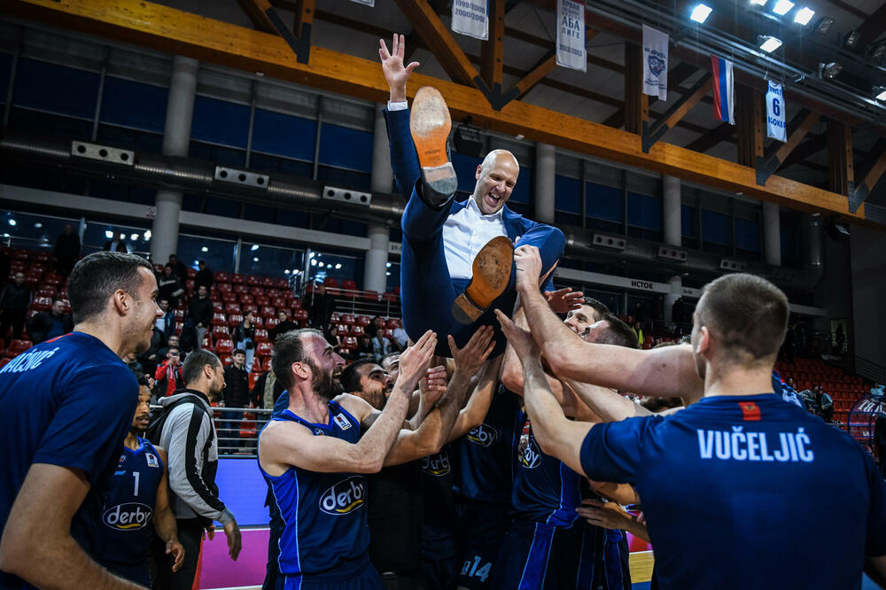 <p>Podgorički tim izgubio 75:74 od Igokee u Laktašima, ali je izborio plasman u plej-of AdmiralBet ABA lige, jer je mogao da dozvoli poraz do pet razlike. Andrej Žakelj nakon utakmice završio na rukama igrača</p>