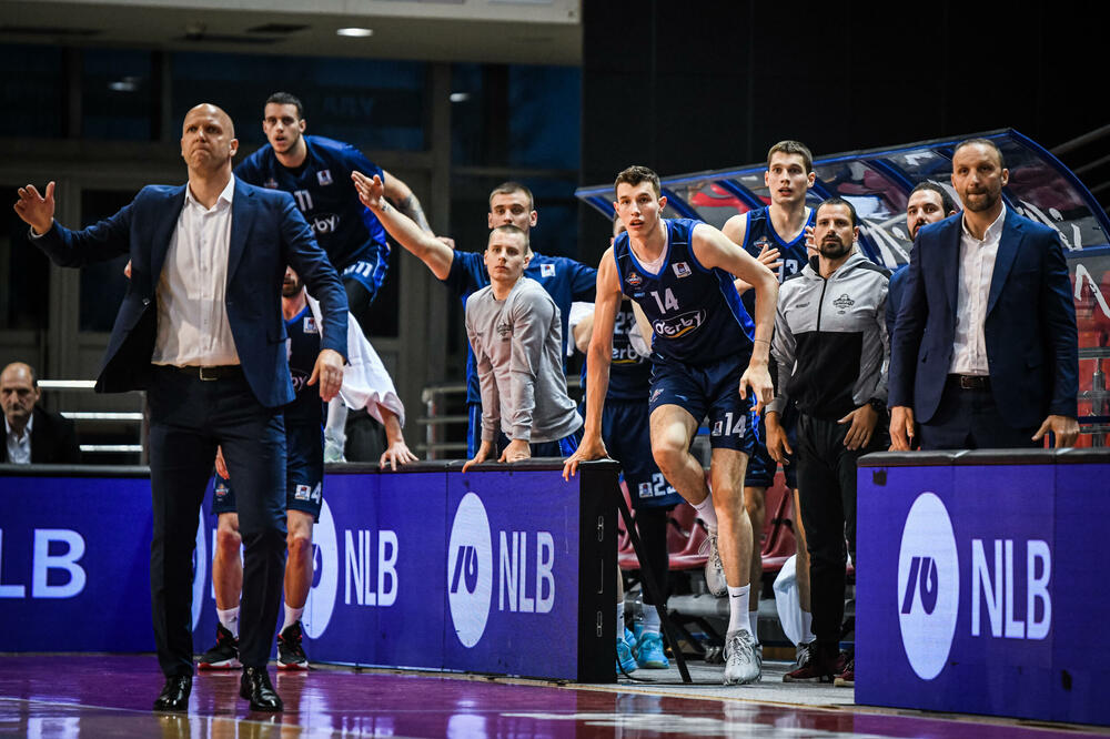 <p>Podgorički tim izgubio 75:74 od Igokee u Laktašima, ali je izborio plasman u plej-of AdmiralBet ABA lige, jer je mogao da dozvoli poraz do pet razlike. Andrej Žakelj nakon utakmice završio na rukama igrača</p>