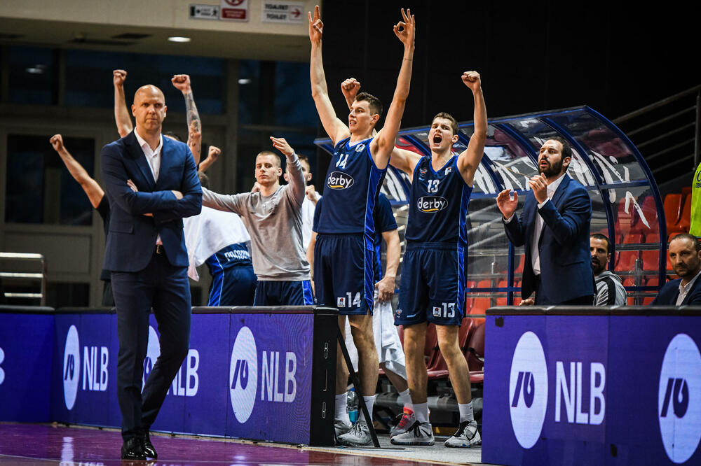 <p>Podgorički tim izgubio 75:74 od Igokee u Laktašima, ali je izborio plasman u plej-of AdmiralBet ABA lige, jer je mogao da dozvoli poraz do pet razlike. Andrej Žakelj nakon utakmice završio na rukama igrača</p>