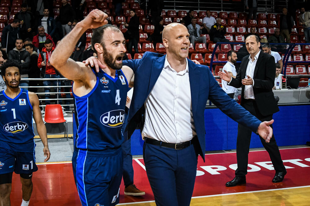 <p>Podgorički tim izgubio 75:74 od Igokee u Laktašima, ali je izborio plasman u plej-of AdmiralBet ABA lige, jer je mogao da dozvoli poraz do pet razlike. Andrej Žakelj nakon utakmice završio na rukama igrača</p>