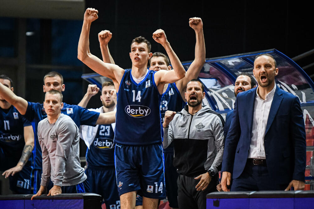 <p>Podgorički tim izgubio 75:74 od Igokee u Laktašima, ali je izborio plasman u plej-of AdmiralBet ABA lige, jer je mogao da dozvoli poraz do pet razlike. Andrej Žakelj nakon utakmice završio na rukama igrača</p>