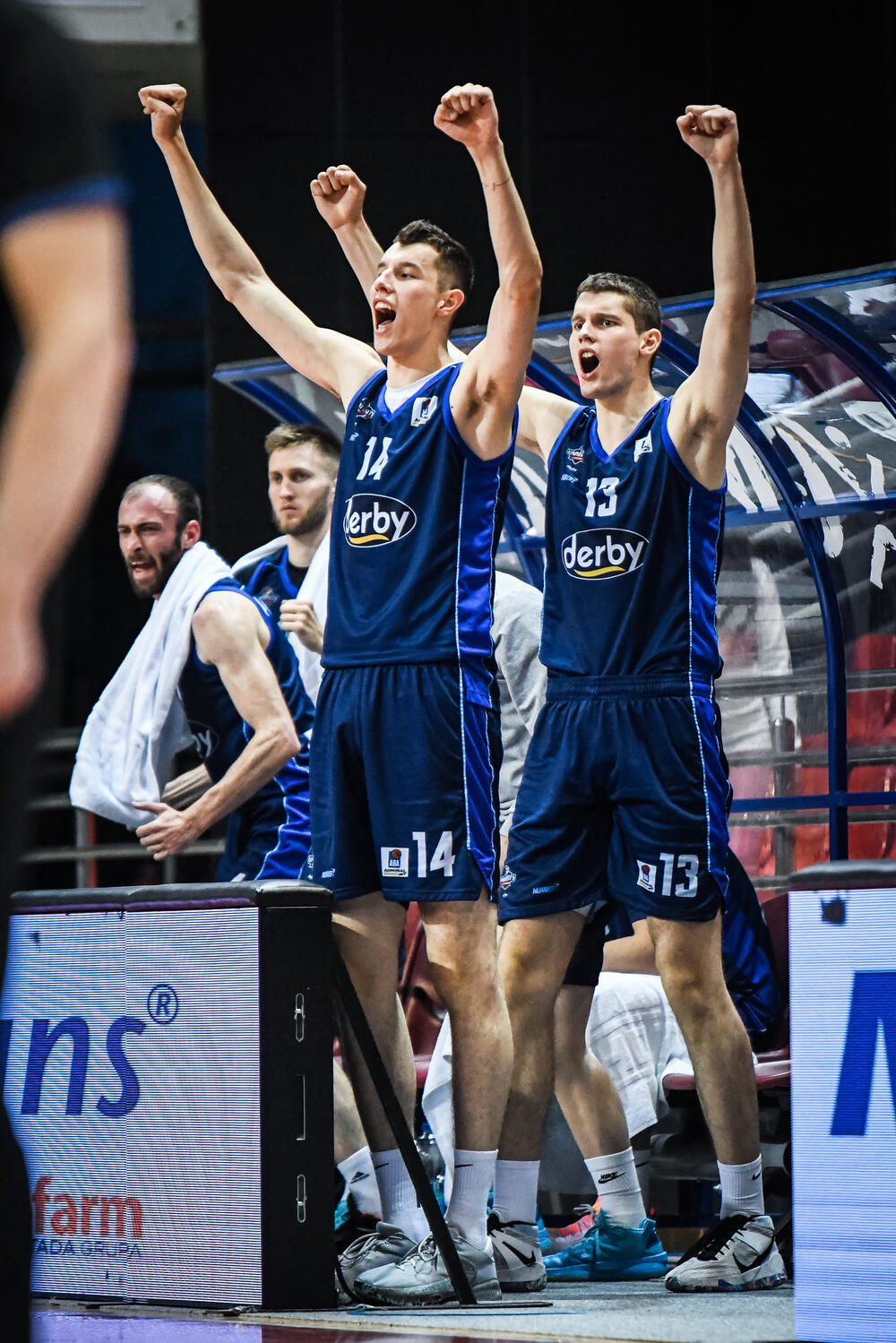 <p>Podgorički tim izgubio 75:74 od Igokee u Laktašima, ali je izborio plasman u plej-of AdmiralBet ABA lige, jer je mogao da dozvoli poraz do pet razlike. Andrej Žakelj nakon utakmice završio na rukama igrača</p>