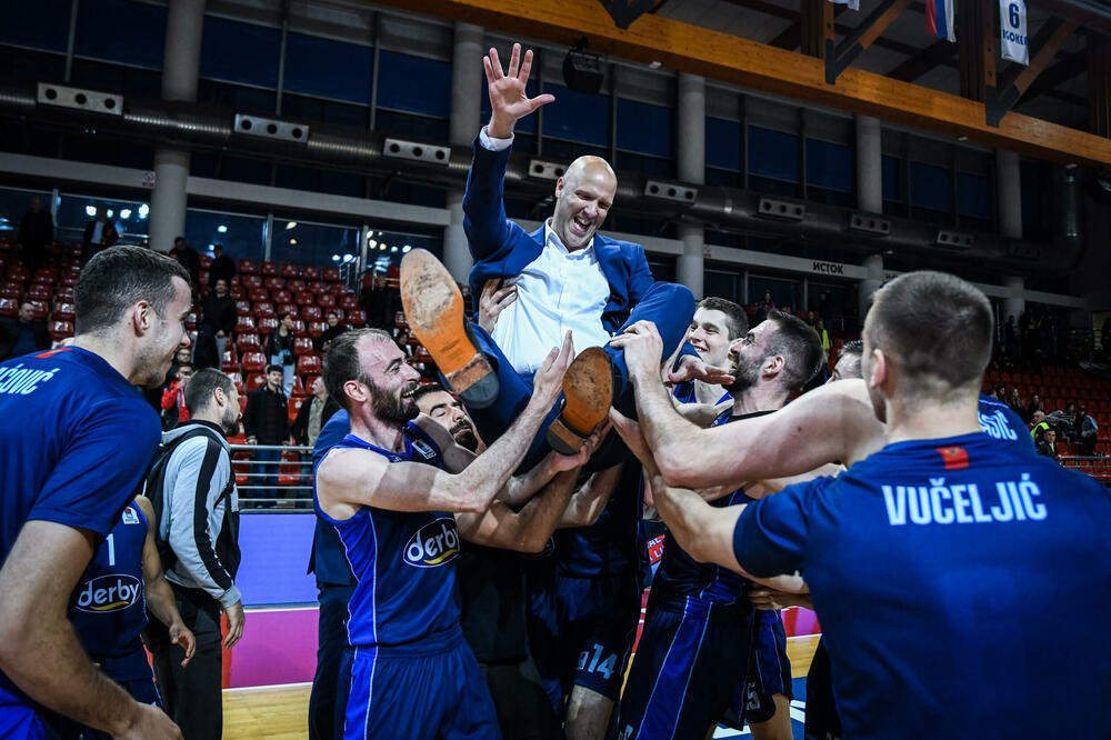 <p>Podgorički tim izgubio 75:74 od Igokee u Laktašima, ali je izborio plasman u plej-of AdmiralBet ABA lige, jer je mogao da dozvoli poraz do pet razlike. Andrej Žakelj nakon utakmice završio na rukama igrača</p>