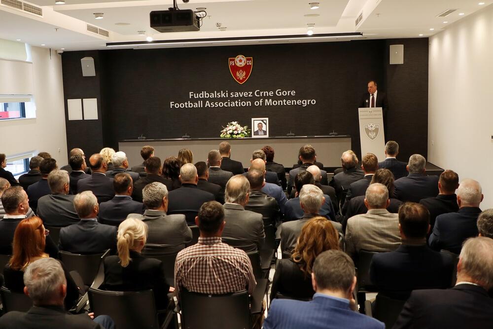 <p>Fudbalski savez ne bi bio to što je danas da Vladan Vučelić nije bio sa nama od prvog dana, ne štedeći ni sebe ni svoje vrijeme da pomogne razvoj fudbala u Crnoj Gori, kazao je Savićević na komemoraciji</p>