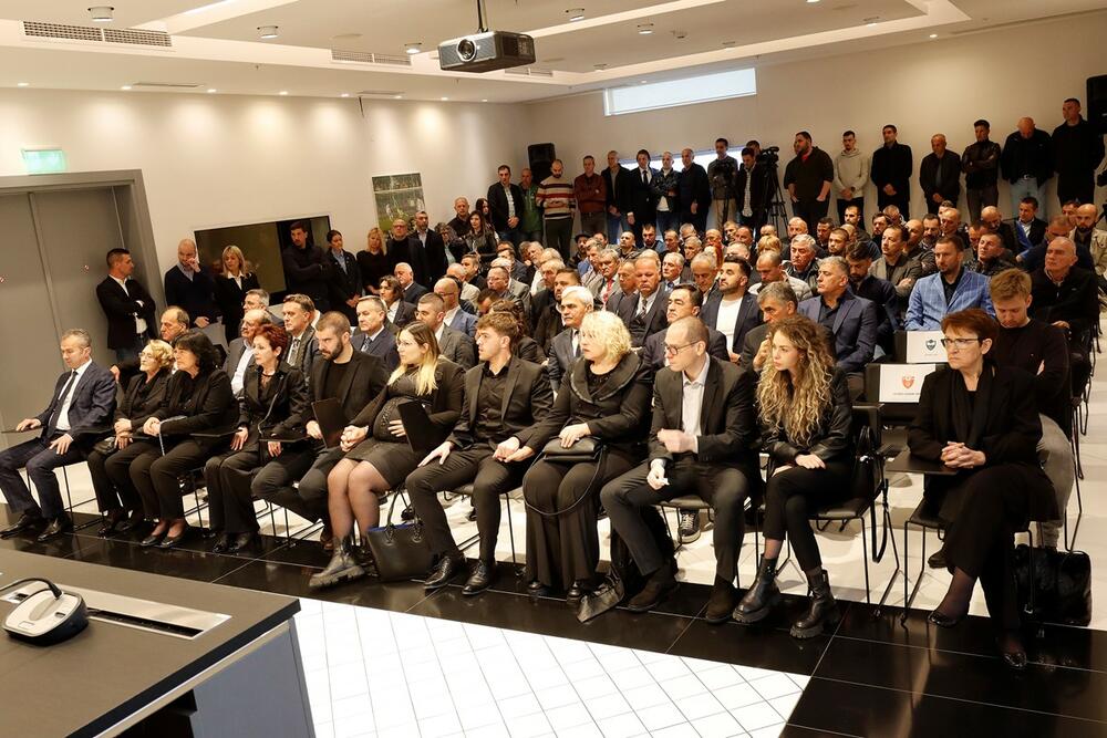 <p>Fudbalski savez ne bi bio to što je danas da Vladan Vučelić nije bio sa nama od prvog dana, ne štedeći ni sebe ni svoje vrijeme da pomogne razvoj fudbala u Crnoj Gori, kazao je Savićević na komemoraciji</p>