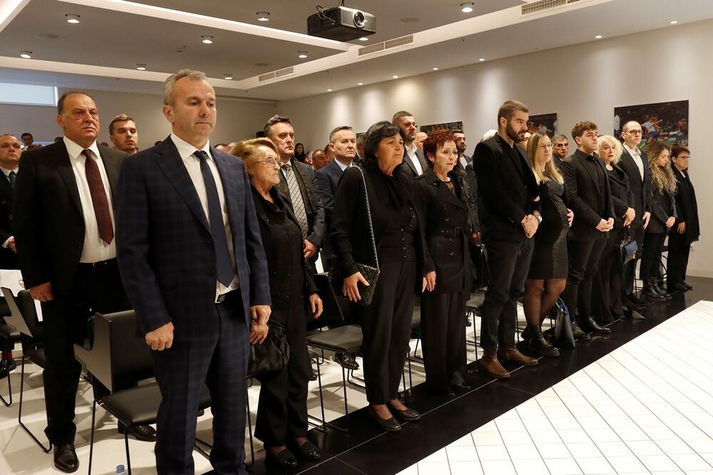 <p>Fudbalski savez ne bi bio to što je danas da Vladan Vučelić nije bio sa nama od prvog dana, ne štedeći ni sebe ni svoje vrijeme da pomogne razvoj fudbala u Crnoj Gori, kazao je Savićević na komemoraciji</p>