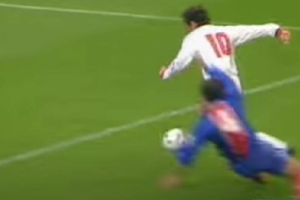 Savićević na meču protiv PSŽ-a 1995., Foto: Printscreen YouTube/AcMilanforever1989