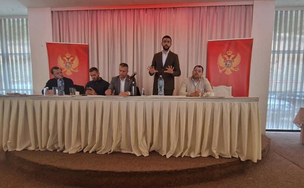 <p>Živković je kazao da je cilj da se narednih dana susretne sa što većim brojem aktivista i članova DPS-a kako bi bio ostvaren dobar izborni rezultat na osnovu već uhodane i dobro postavljene strukturne partijske mreže</p>