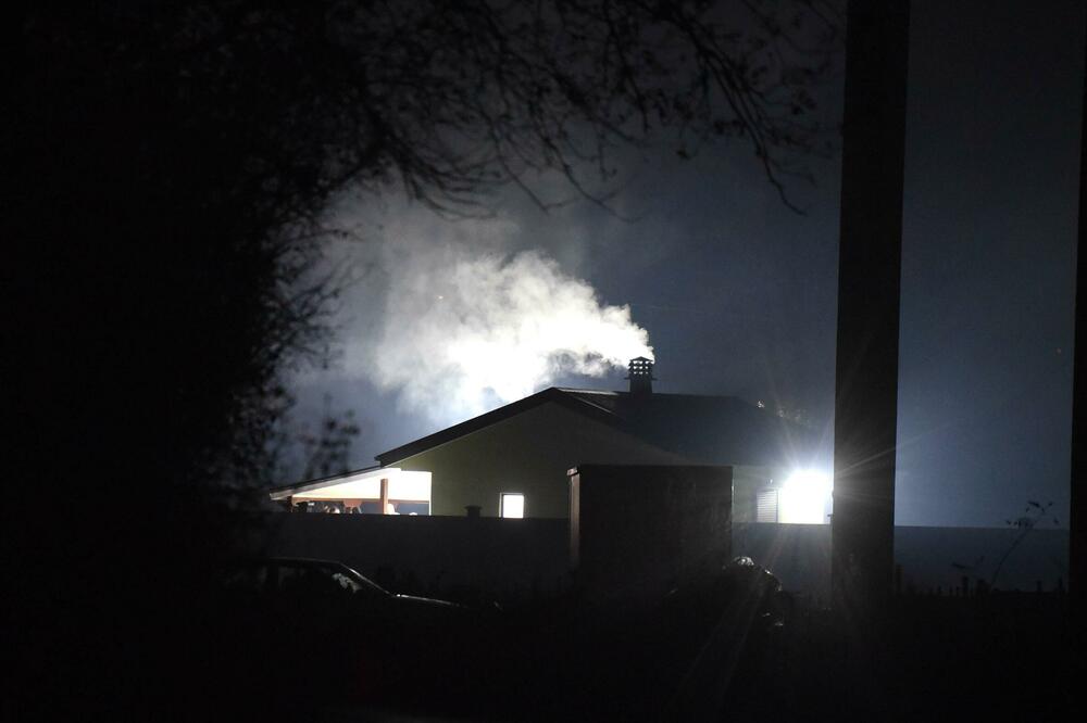 Uviđaj nakon bacanja eksplozivne naprave na Spasojevićevu kuću, Foto: BORIS PEJOVIC