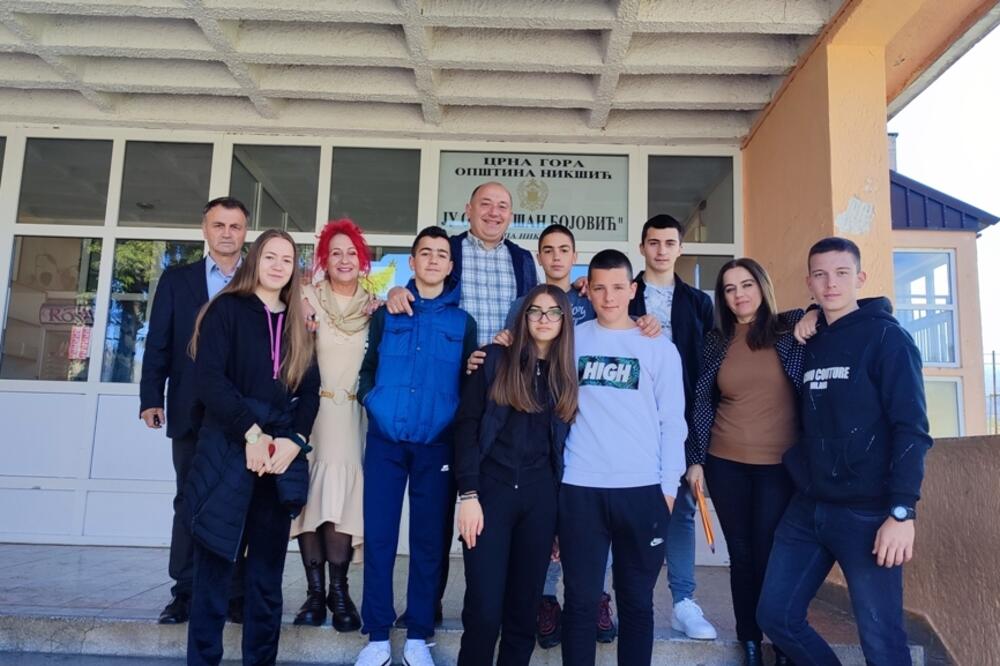 Radulović sa đacima i nastavnicima, Foto: Svetlana Mandić