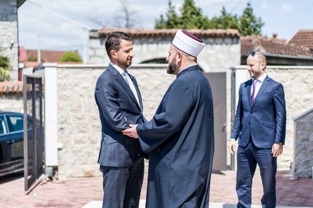 <p>Novoizabrani predsjednik Crne Gore čestitao Ramazanski bajram, sa Oliverom Injac posjetio reisa Rifata Fejzića</p>