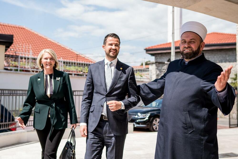 <p>Novoizabrani predsjednik Crne Gore čestitao Ramazanski bajram, sa Oliverom Injac posjetio reisa Rifata Fejzića</p>