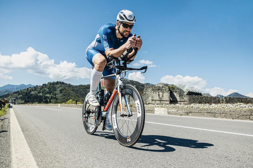 <p>Podgorica će i ove godine biti domacin sportskog događaja pod nazivom No Limits Triathlon, koji će okupiti preko <strong>180 takmičara iz preko 20 zemalja širom svijeta</strong>. Organizatori najavljuju da uloženi napori, kao i višemjesečni rad i trud garantuju da će ovogodišnji triatlon nadmašiti sva očekivanja i da će biti nezaboravan sportski događaj koji će da zabavi sve posjetioce.</p>