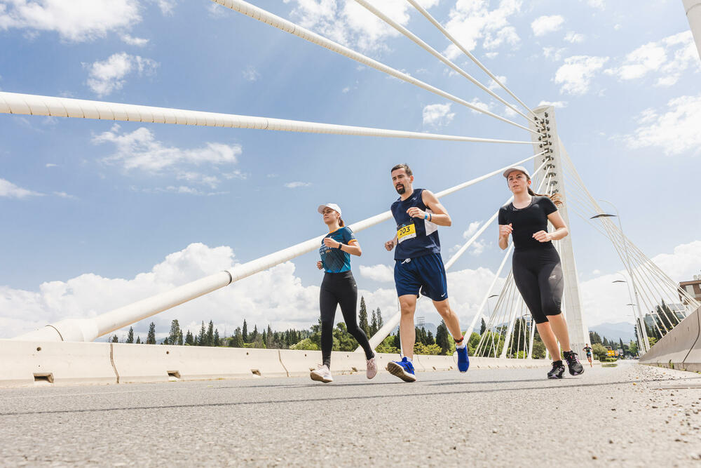 <p>Podgorica će i ove godine biti domacin sportskog događaja pod nazivom No Limits Triathlon, koji će okupiti preko <strong>180 takmičara iz preko 20 zemalja širom svijeta</strong>. Organizatori najavljuju da uloženi napori, kao i višemjesečni rad i trud garantuju da će ovogodišnji triatlon nadmašiti sva očekivanja i da će biti nezaboravan sportski događaj koji će da zabavi sve posjetioce.</p>