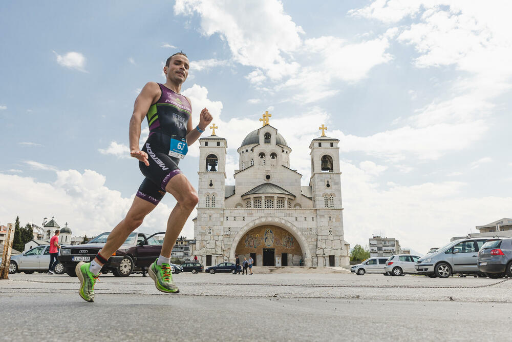 <p>Podgorica će i ove godine biti domacin sportskog događaja pod nazivom No Limits Triathlon, koji će okupiti preko <strong>180 takmičara iz preko 20 zemalja širom svijeta</strong>. Organizatori najavljuju da uloženi napori, kao i višemjesečni rad i trud garantuju da će ovogodišnji triatlon nadmašiti sva očekivanja i da će biti nezaboravan sportski događaj koji će da zabavi sve posjetioce.</p>