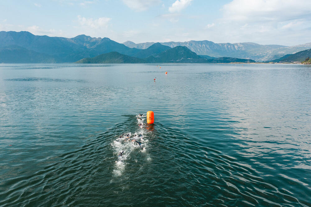 <p>Podgorica će i ove godine biti domacin sportskog događaja pod nazivom No Limits Triathlon, koji će okupiti preko <strong>180 takmičara iz preko 20 zemalja širom svijeta</strong>. Organizatori najavljuju da uloženi napori, kao i višemjesečni rad i trud garantuju da će ovogodišnji triatlon nadmašiti sva očekivanja i da će biti nezaboravan sportski događaj koji će da zabavi sve posjetioce.</p>