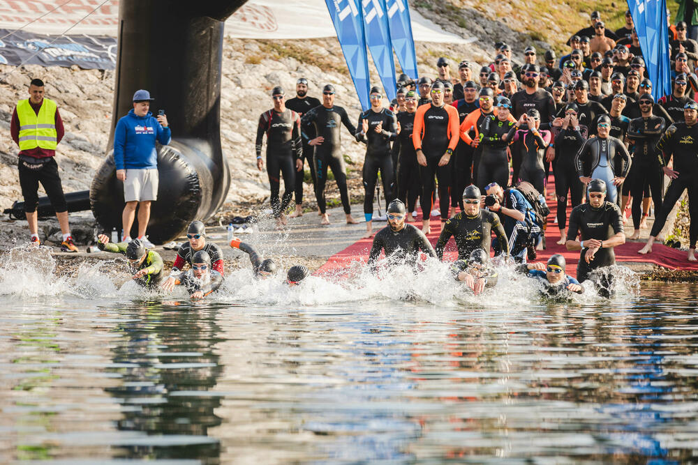 <p>Podgorica će i ove godine biti domacin sportskog događaja pod nazivom No Limits Triathlon, koji će okupiti preko <strong>180 takmičara iz preko 20 zemalja širom svijeta</strong>. Organizatori najavljuju da uloženi napori, kao i višemjesečni rad i trud garantuju da će ovogodišnji triatlon nadmašiti sva očekivanja i da će biti nezaboravan sportski događaj koji će da zabavi sve posjetioce.</p>