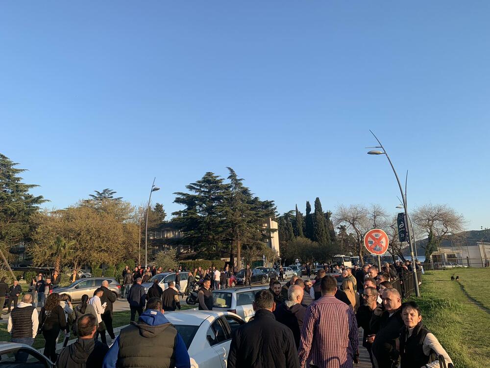 <p>Okupljeni građani su kružni tok na ulazu u Budvu držali u blokadi oko dva sata</p>
