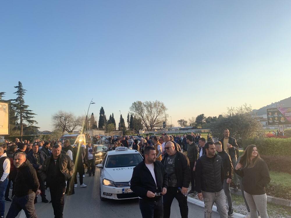 <p>Okupljeni građani su kružni tok na ulazu u Budvu držali u blokadi oko dva sata</p>