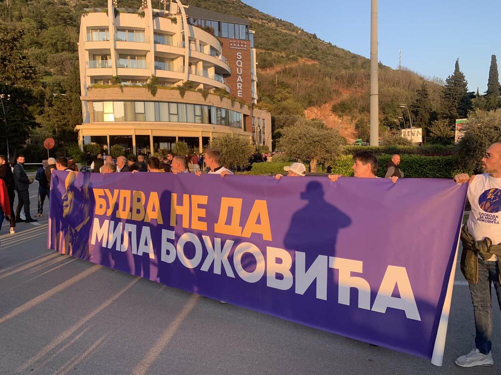 <p>Okupljeni građani su kružni tok na ulazu u Budvu držali u blokadi oko dva sata</p>