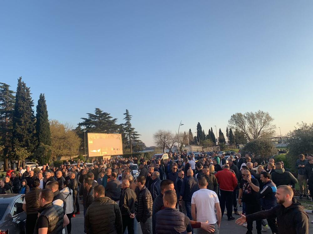 <p>Okupljeni građani su kružni tok na ulazu u Budvu držali u blokadi oko dva sata</p>