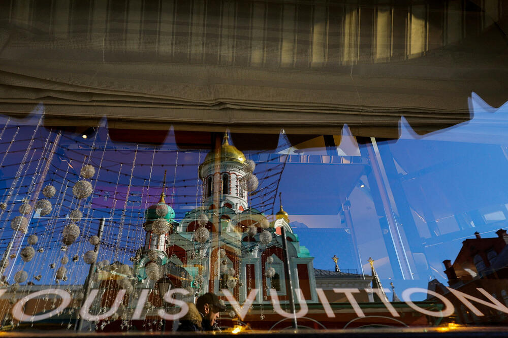 Odraz crkve u izlogu zatvorenog butika “Luj Viton” u Moskvi, Foto: Rojters