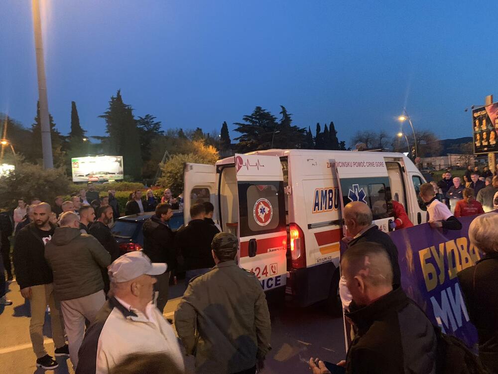 Protest podrške Milu Božoviću, Budva, Milo Božović, Hitna pomoć