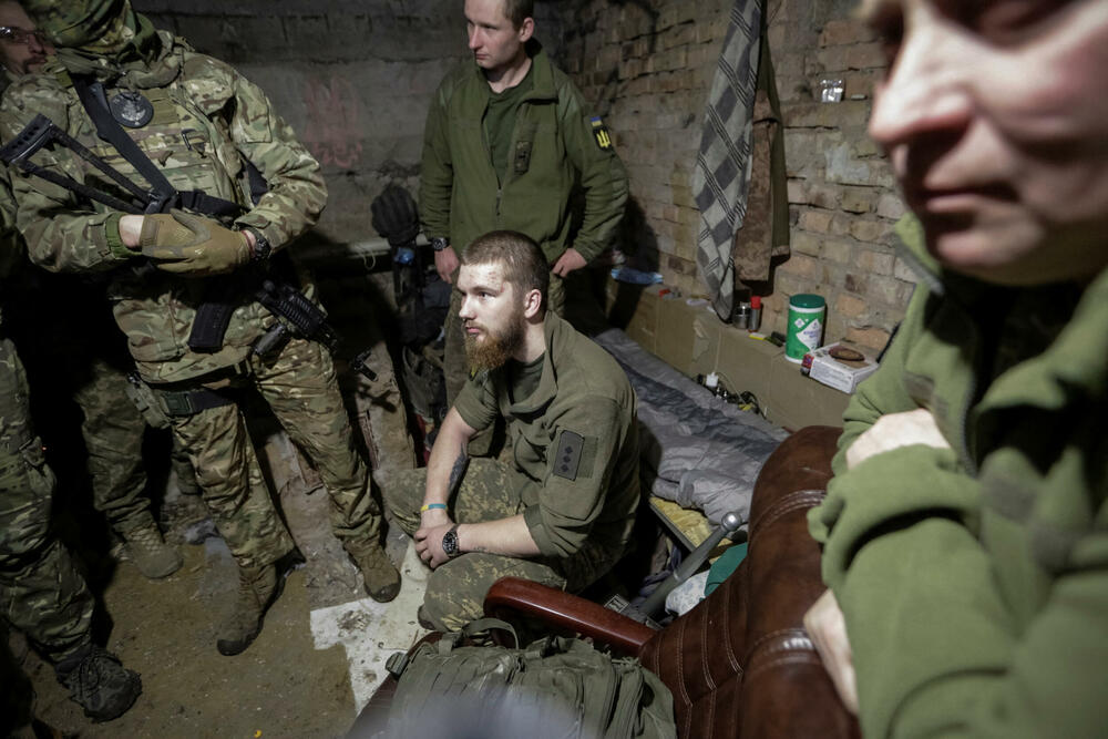 Ukrajinski vojnici se odmaraju u skloništu u Bahmutu