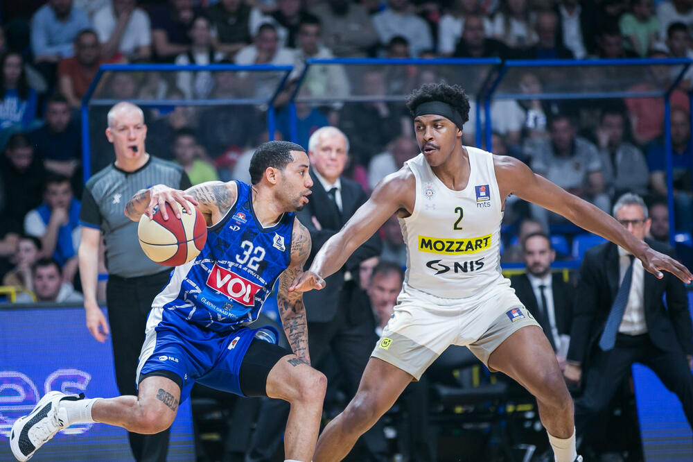 Šuter i lider kakvog Budućnost odavno nije imala: Erik Grin u duelu sa Zekom Ledejom, Foto: KK Budućnost Voli/Filip Roganović