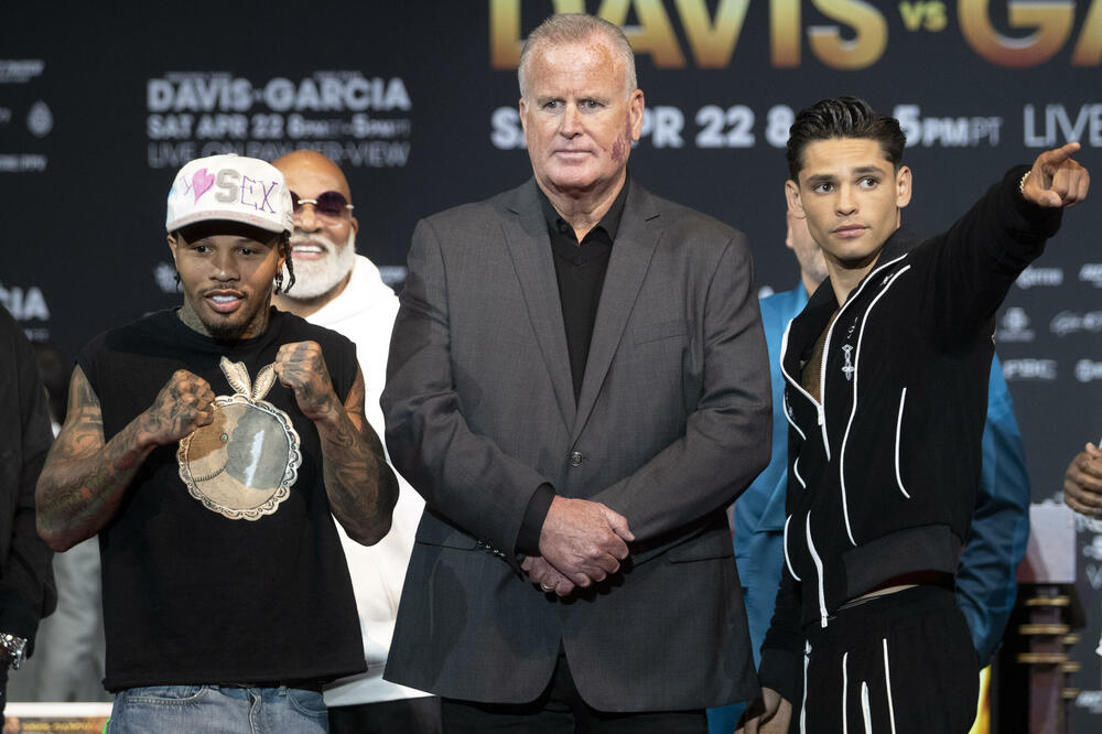 Džervonte Dejvis i Rajan Garsija poziraju tokom jučerašnje pres konferencije, Foto: Steve Marcus/Las Vegas Sun via AP