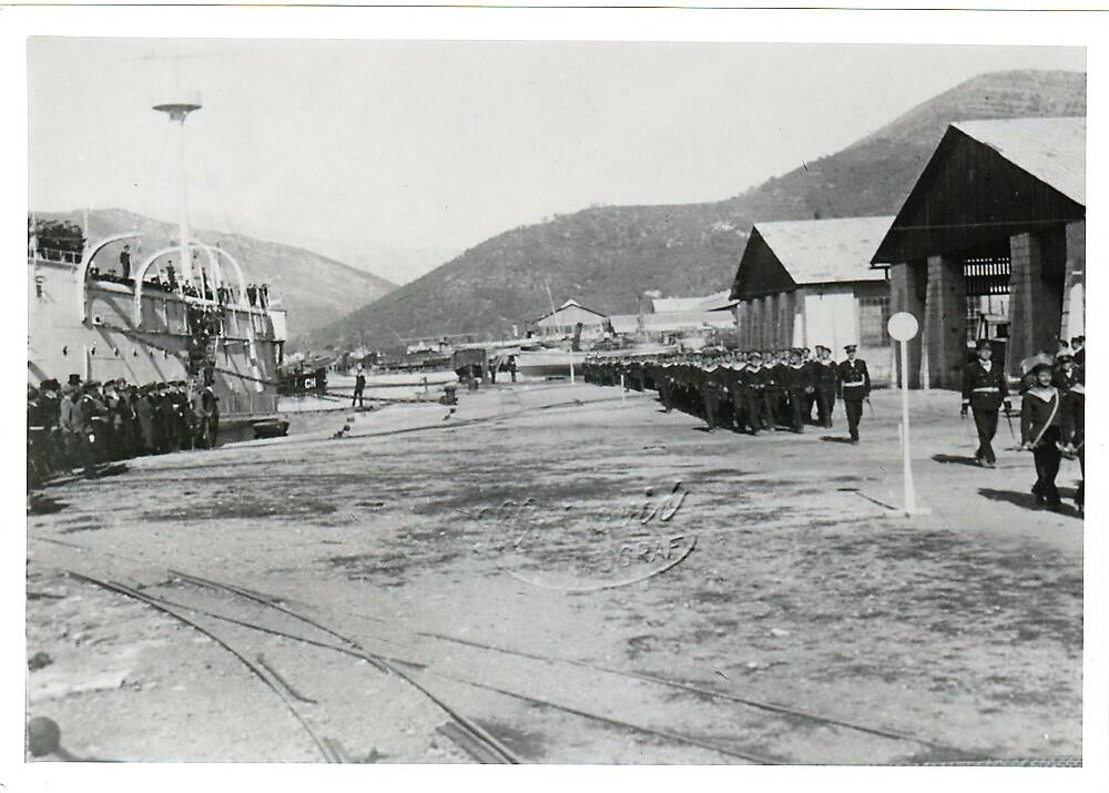 Mornari u tivatskom “Arsenalu” marširaju pored vezanog hulka “Tivat”