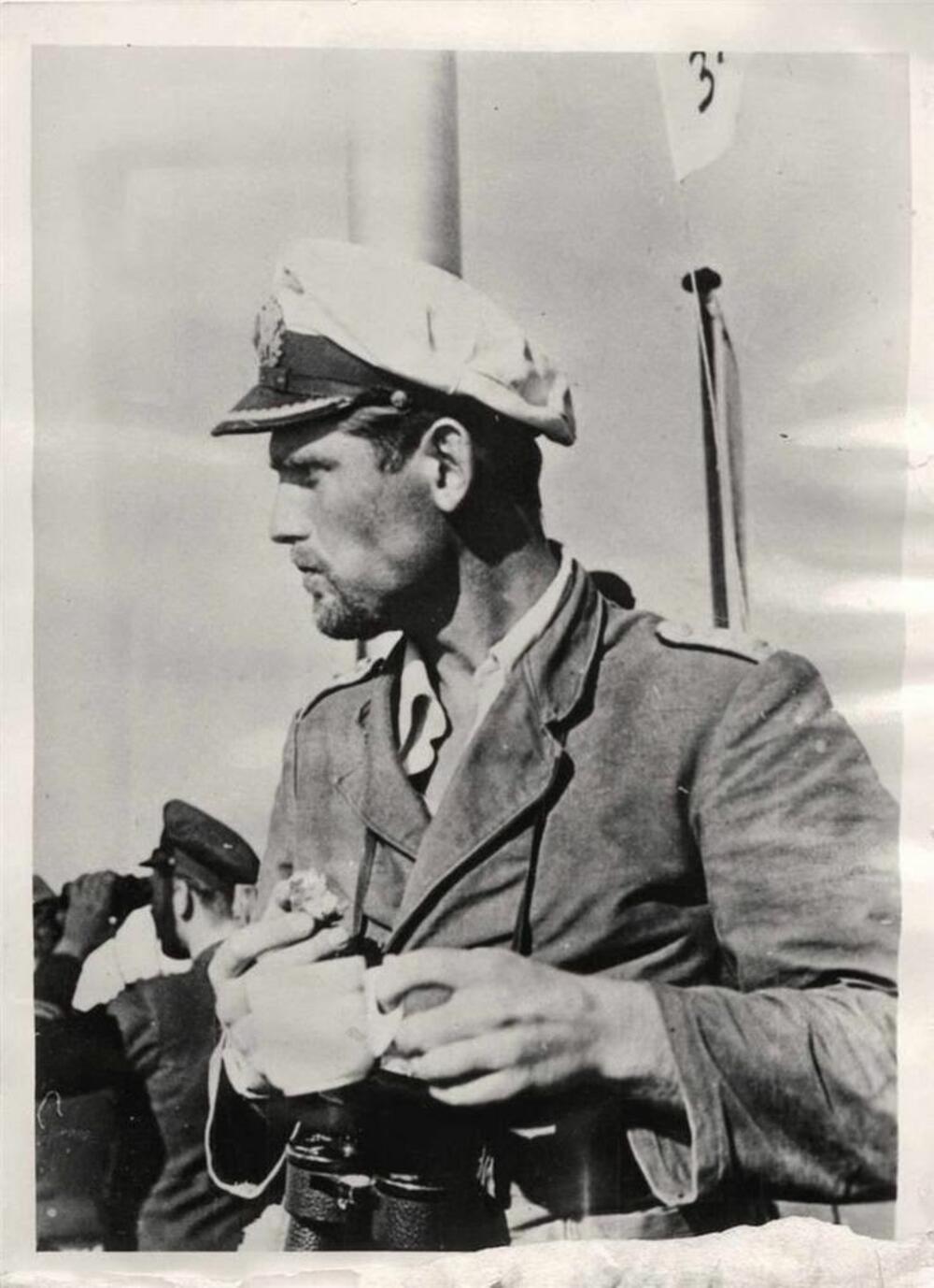 Joakim Šepke na tornju podmnornice U-100