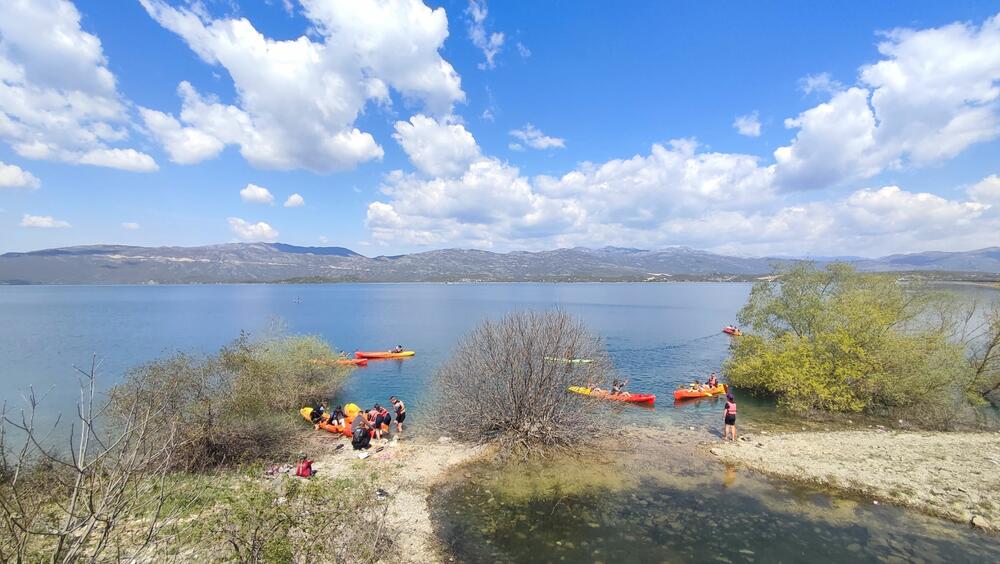 <p>Jezero koje služi kao akumulacija za potrebe hidroelektrane „Perućica“ površine je oko devet kilometara kvadratnih i bogato je pastrmkom, klenom i šaranom</p>