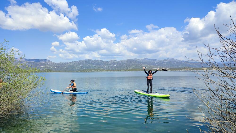 <p>Jezero koje služi kao akumulacija za potrebe hidroelektrane „Perućica“ površine je oko devet kilometara kvadratnih i bogato je pastrmkom, klenom i šaranom</p>