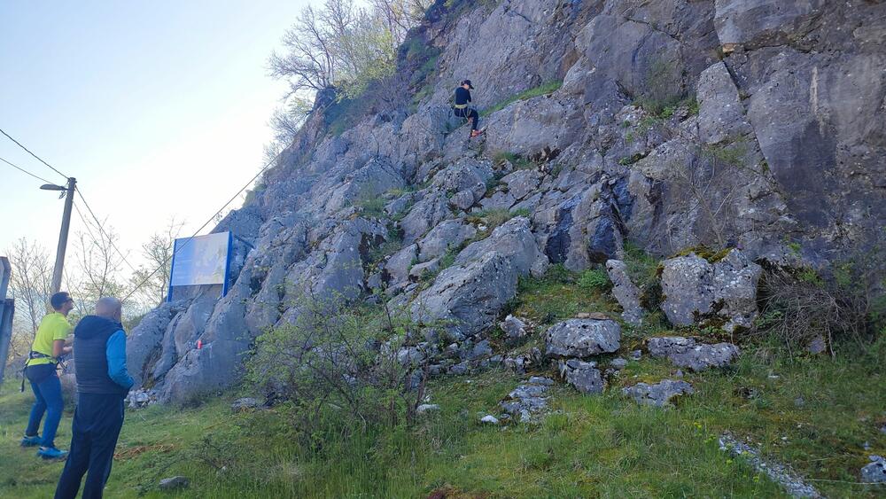 <p>Jezero koje služi kao akumulacija za potrebe hidroelektrane „Perućica“ površine je oko devet kilometara kvadratnih i bogato je pastrmkom, klenom i šaranom</p>