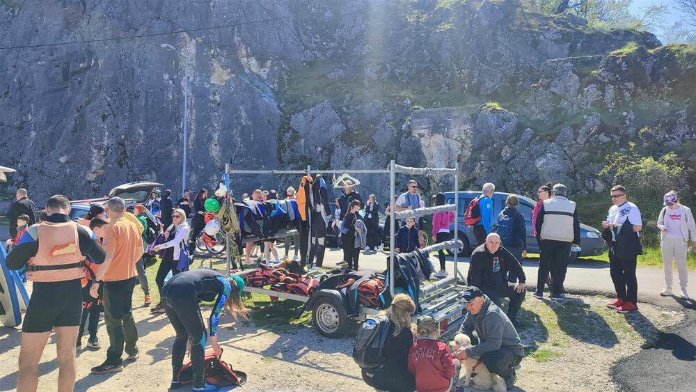 <p>Jezero koje služi kao akumulacija za potrebe hidroelektrane „Perućica“ površine je oko devet kilometara kvadratnih i bogato je pastrmkom, klenom i šaranom</p>