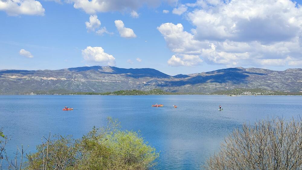 <p>Jezero koje služi kao akumulacija za potrebe hidroelektrane „Perućica“ površine je oko devet kilometara kvadratnih i bogato je pastrmkom, klenom i šaranom</p>