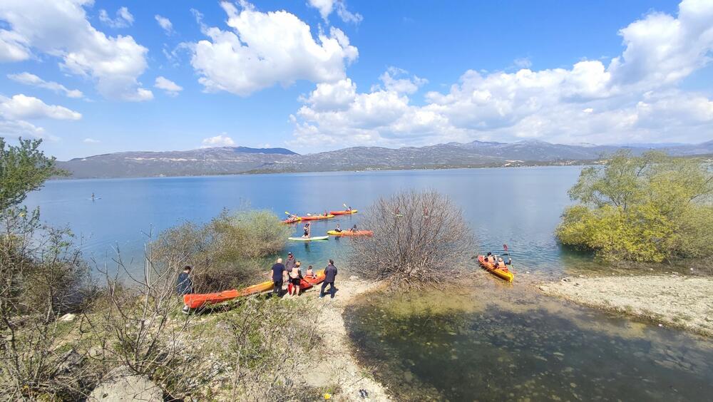 <p>Jezero koje služi kao akumulacija za potrebe hidroelektrane „Perućica“ površine je oko devet kilometara kvadratnih i bogato je pastrmkom, klenom i šaranom</p>