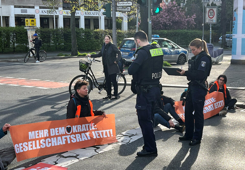 <p>Pored blokada puteva aktivisti su izjavili da će organizovati i usporene šetnje kroz grad</p>